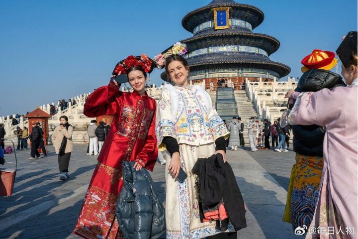 遊客看到的，往往是相似的小商品攤、連鎖茶飲、網紅小吃與旅拍服務，甚至連拍照角度與服裝都高度一致。圖/取自每日人物微博