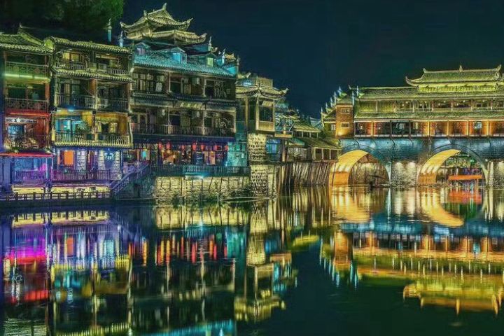 鳳凰古城2024年接待遊客突破2000萬人次，旅遊收入超過190億元人民幣。圖/取自背囊友微博