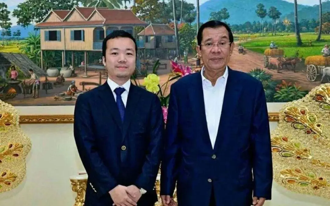 兩岸難聯手緝凶!太子集團陳志落網引渡大陸 台警嘆共打機制停擺難獲線索 17 圖為陳志與柬埔寨前總理洪森(右)合影,顯示陳志很能利用政商人脈大賺黑錢。圖/取自搜狐