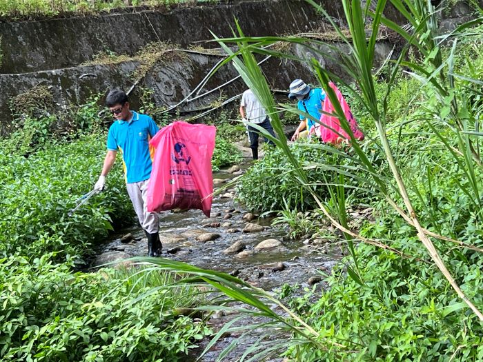 加強空地阻斷河川廢棄物 新北改善率逾8成 39 《圖說》新莊水環境巡守隊於十八份坑溪淨溪情形。〈環保局提供〉