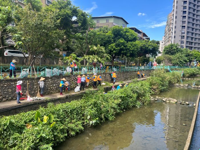 加強空地阻斷河川廢棄物 新北改善率逾8成 40 《圖說》樹林區中山里水環境巡守隊於鹿角溪淨溪情形。〈環保局提供〉