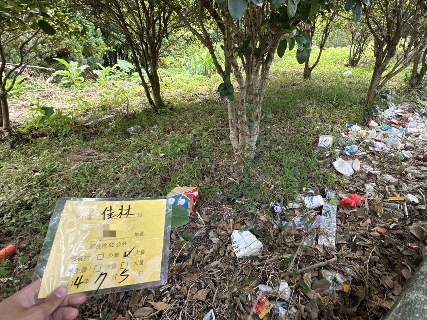 加強空地阻斷河川廢棄物 新北改善率逾8成 41 《圖說》稽查人員主動巡查缺乏管理之空地。〈環保局提供〉