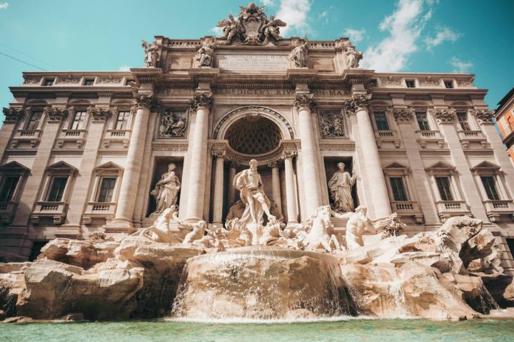 自由行!把時間留給風景 把心放在義大利 4 俗稱許願池的特雷維噴泉,未來遠觀依然免費,若想近距離靠近、投下心願,則需購買每人2歐元的門票,讓這一刻的許願,更顯珍貴。/圖/開元周遊提供