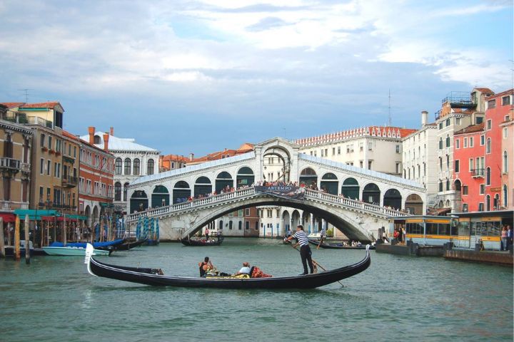 自由行!把時間留給風景 把心放在義大利 6 威尼斯,水巷交錯、橋影倒映,貢多拉緩緩滑過,城市像一首寫在水面的詩,浪漫而靜謐,每個轉角都藏著驚喜與故事。圖/開元周遊提供