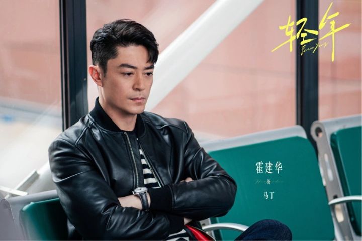 兩部新劇都演毒舌精英男 霍建華不當男神 衝新賽道 6 霍建華(左2)在對的年紀,站上對的舞台。圖/取自《輕年》劇照