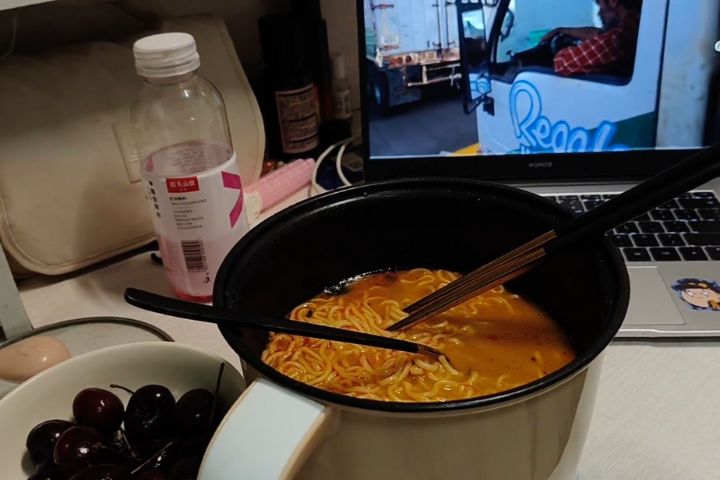 「愛你老己」爆紅 陸年輕世代練習「自我關懷」「善待自己」 3 一個人生活即使吃著泡麵,大陸年輕人追求輕鬆自在的片刻。圖/取自我踏馬紗紗紗微博