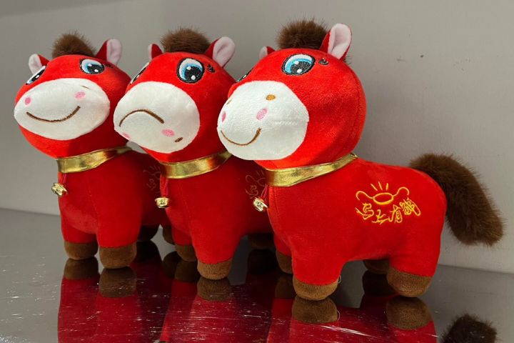  「哭哭馬」爆紅關鍵不在功能，而在情緒投射。下垂的嘴角、略顯倔強的眼神，成為年輕族群表達生活無力感的情緒出口。圖/取自馬弘運微博