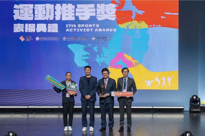  表揚典禮也邀請到空手道好手辜翠萍（左1）出席，與運動部李洋部長（左2）、長庚決策委員會主任委員程文俊（右2）及長庚運動醫學委員會主席蔡文鐘副院長（右1）共同合影留念分享喜悅。圖/長庚醫院提供