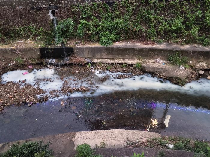 《圖說》民眾反映五重溪染色提供之照片。〈環保局提供〉