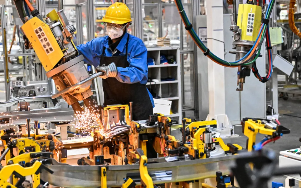 大陸新能源車廠生產線。圖/取自新華社