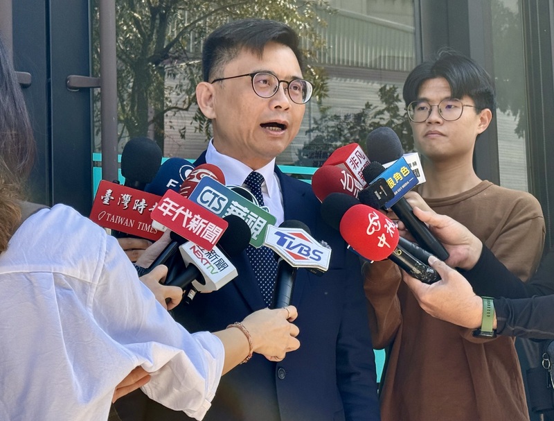 高市長綠初選賴瑞隆勝出 柯志恩:將以小搏大 逆勢突圍拚勝選 2 民主進步黨13日公布高雄市長初選民意調查結果,民進黨籍立法委員賴瑞隆勝出;圖為賴瑞隆(中)13日在高雄服務處接受媒體採訪。圖/中央社