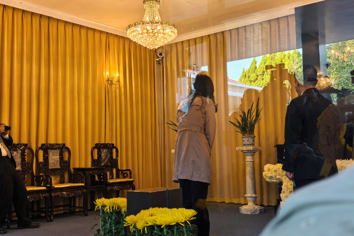 蔣經國逝世38周年 鄭麗文謁陵喊話:國民黨須為台海和平搭橋 7 鄭麗文特別進入陵寢內與蔣經國「說話」,勉勵自己實踐蔣經國「用對的人、做對的事」的治國精神。圖/取自鄭麗文臉書