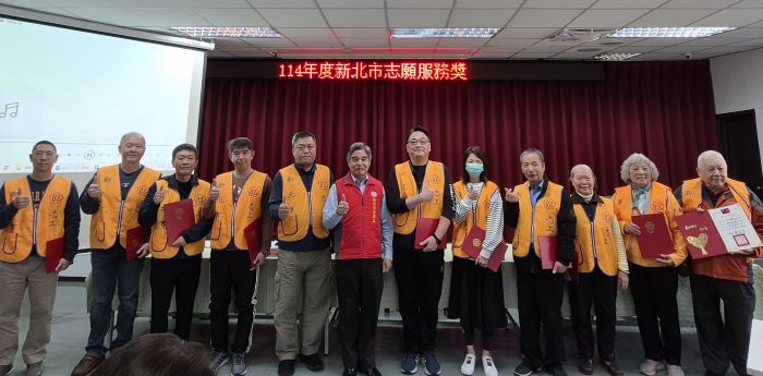 《圖說》林振生處長（中）轉發「114年度新北市志願服務獎勵」，共有24位志工獲獎，包括金心獎14位、銀心獎3位及銅心獎7位。〈新北榮服處提供〉