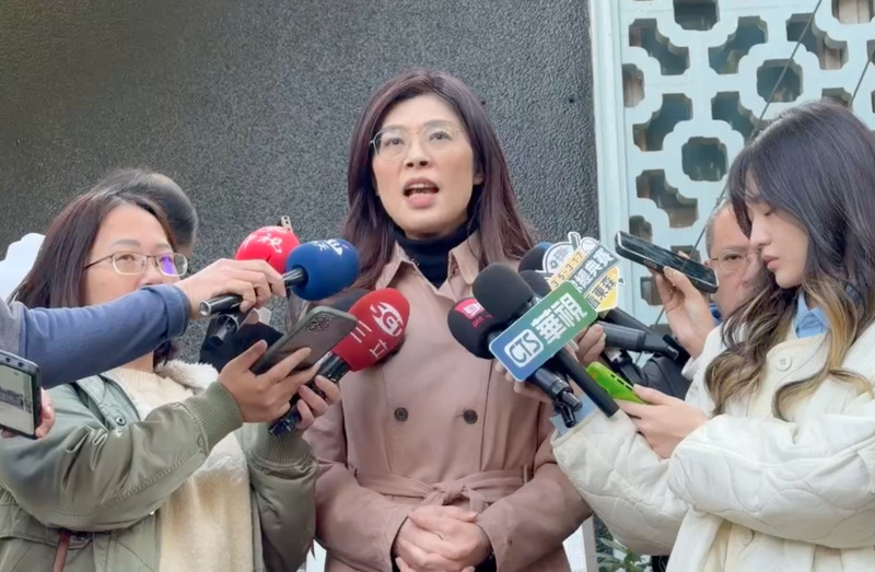 國民黨主席鄭麗文在前總統蔣經國逝世38週年前往頭寮謁陵時受訪直言，台美關稅談判政府從頭到尾毫無對外說明，既未向國會報告，也未向社會交代，更未與相關產業溝通，「整個台灣社會都被蒙在鼓裡，形同任人宰割。」圖／中央社