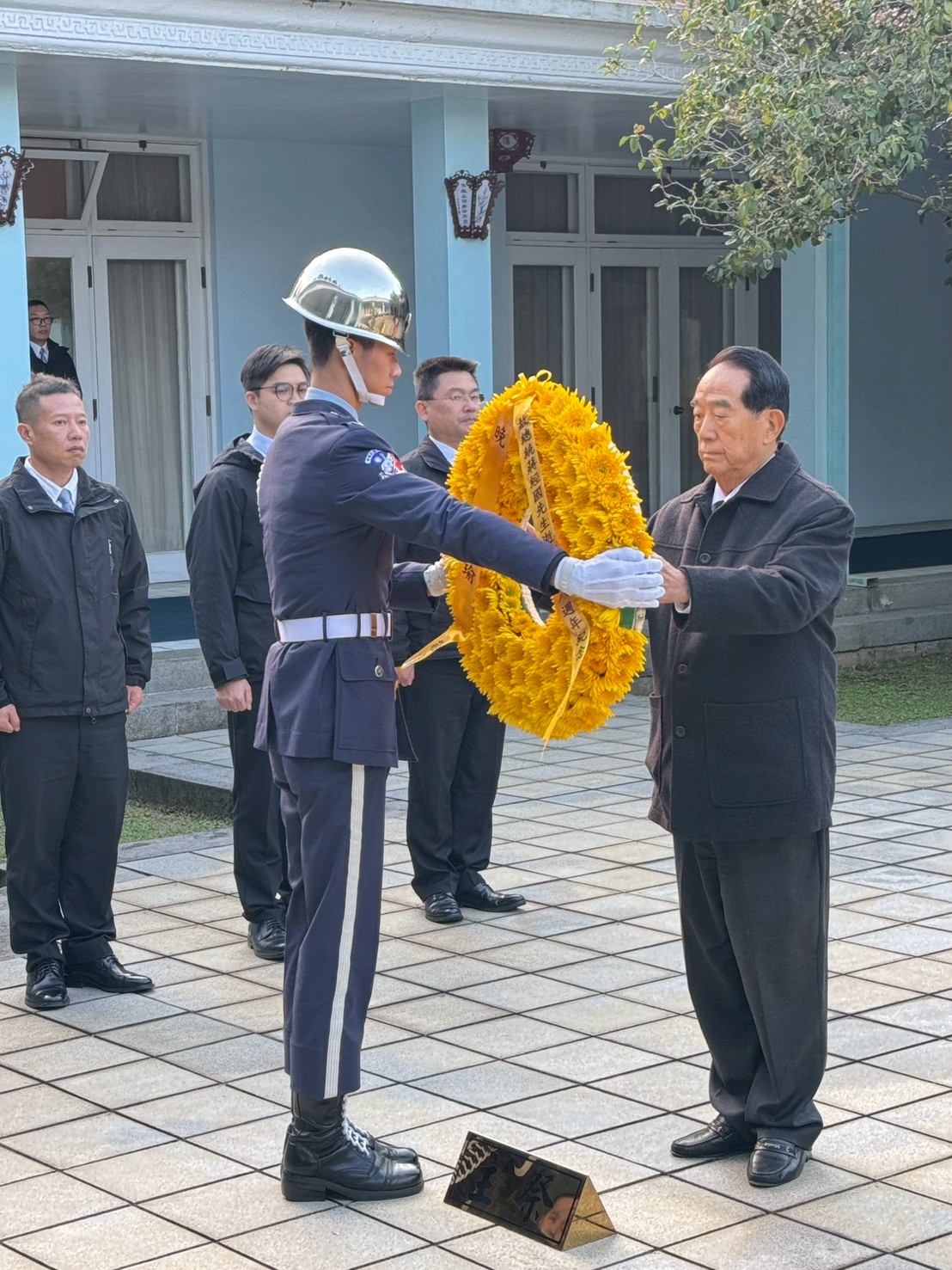 宋楚瑜13日也前往頭城蔣經國陵寢謁陵。圖／取自宋楚瑜找朋友 臉書