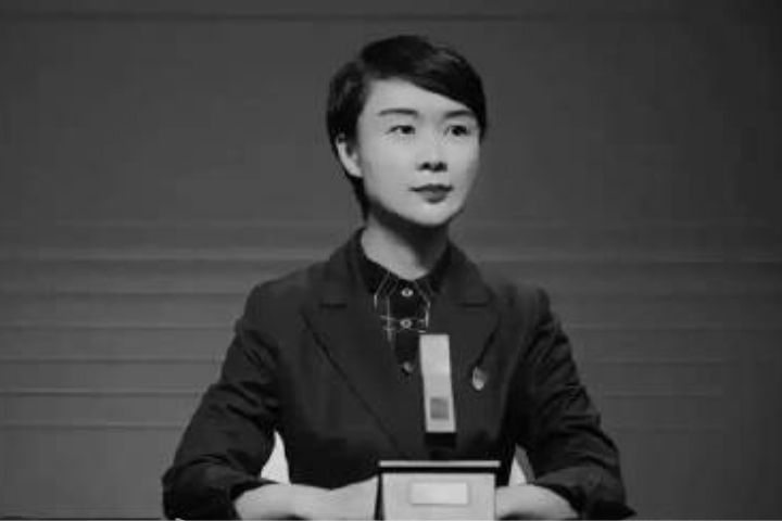 新疆公務員賀嬌龍，日前執行公務拍攝不幸墜馬重傷，經多日搶救仍宣告不治。圖/取自《新疆日報》