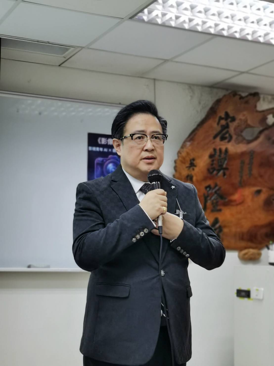 《圖說》台北市影音節目製作商業同業公會理事長陳仲祺於《影像世代》影視青年 AI × 新媒體應用論壇中致詞，分享 AI 工具對影視創作流程與產業發展帶來的影響。〈記者葉柏成攝〉