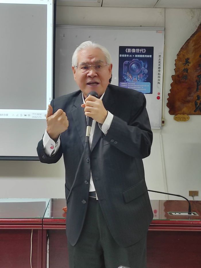 《圖說》亞威 AI 智能應用學院院長陳志寬於論壇中致詞指出，AI 已逐步進入影視創作與製片決策流程，從劇本、剪輯到市場分析，皆有實際應用。〈記者葉柏成攝〉