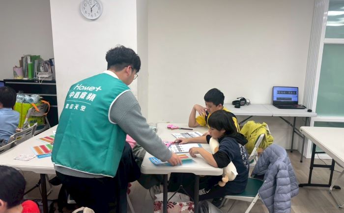 《圖說》講師以分段引導方式，帶領孩子進行思考與回應，透過討論與即時回饋，加深學童對媒體內容的理解。〈主辦單位提供〉