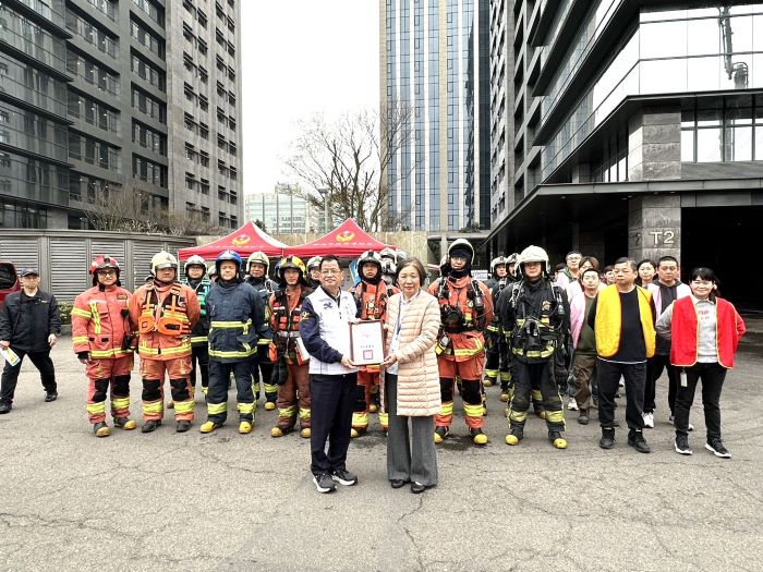 《圖說》消防局長陳崇岳〈左〉頒發感謝狀給予汐止台灣科學園區。〈消防局提供〉