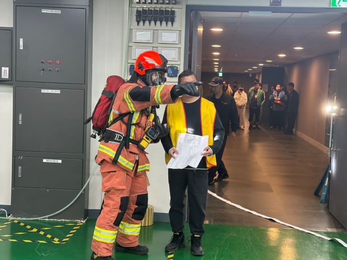 《圖說》消防局疏散演練，提升災害應變效能。〈消防局提供〉