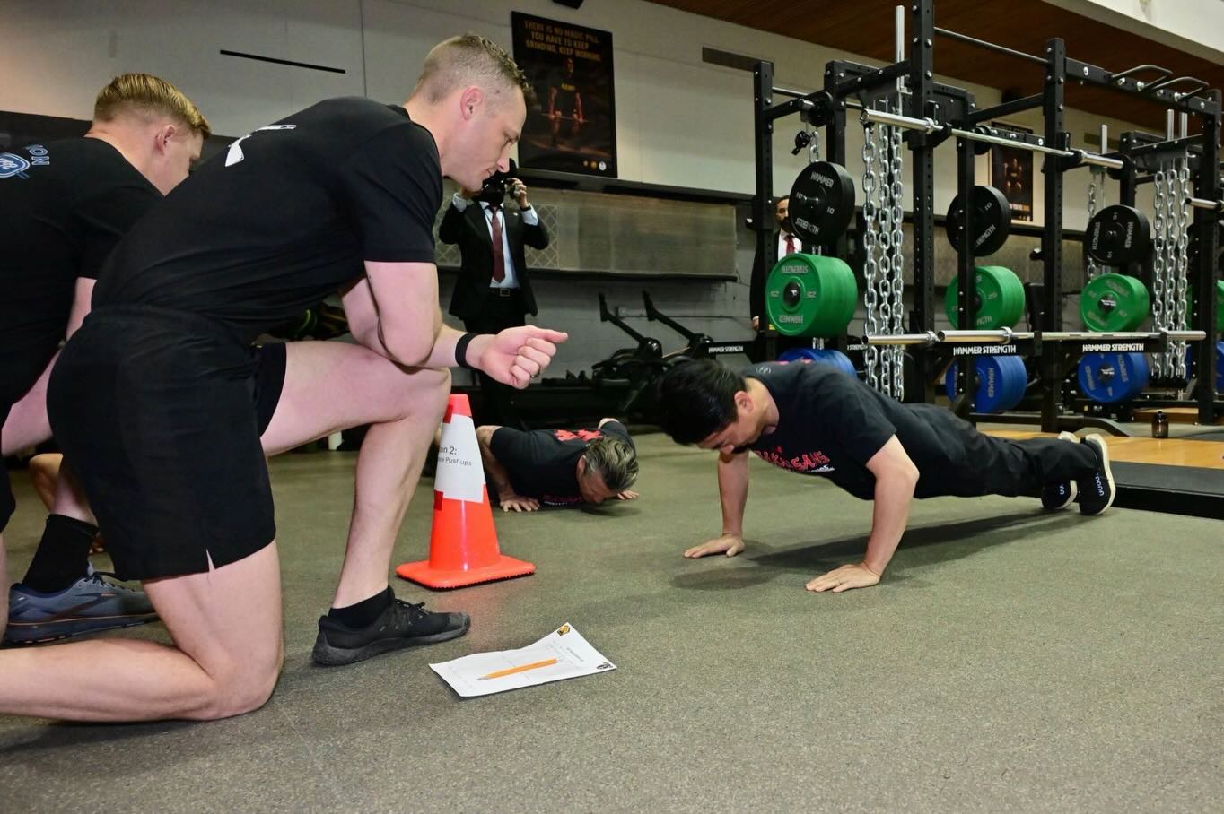 赫格賽斯的「健身清單」讓小泉苦不堪言直喊累。圖/取自小泉進次郎臉書