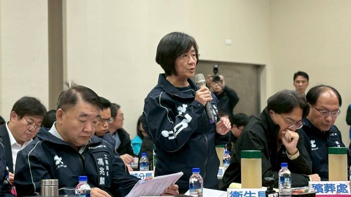 《圖說》衛生局長陳潤秋回應里長提問。〈民政局提供〉