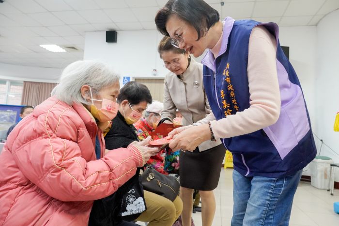 《圖說》李美珍局長(右)與鄭呂碧雪理事長(中)發放關懷金給弱勢民眾。〈社會局提供〉