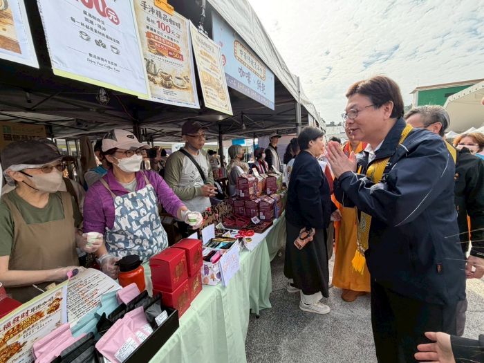 《圖說》劉和然市集巡禮，親切與民眾互動。〈民政局提供〉