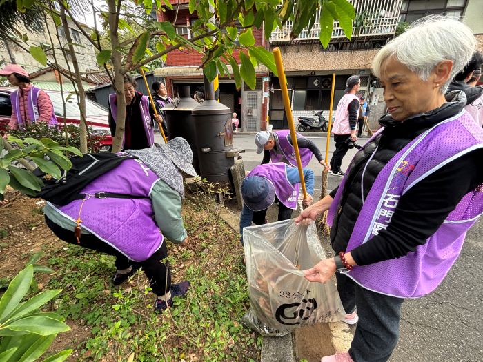 《圖說》石門區尖鹿里環保志義工整理環境。〈環保局提供〉