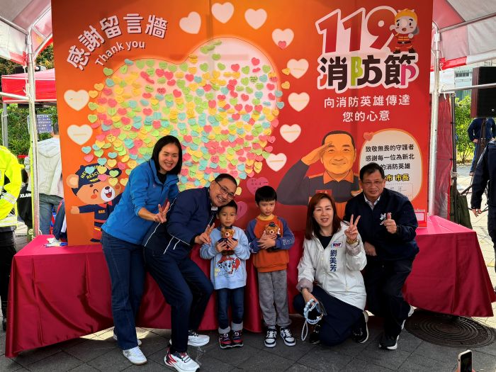 《圖說》侯友宜市長與2位曾經被消防人員接生的小朋友合影。〈消防局提供〉