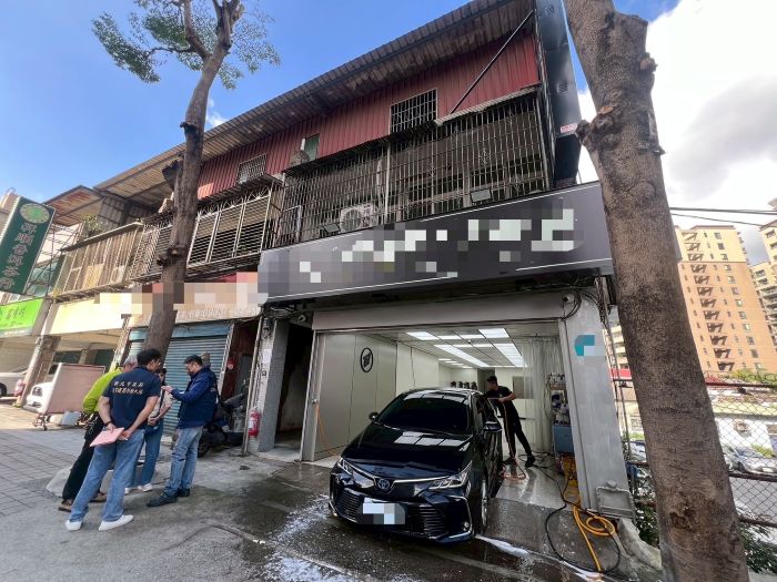 《圖說》屋主第一階段進拆除鐵皮，公安小組努力溝通協調。〈新莊分局提供〉