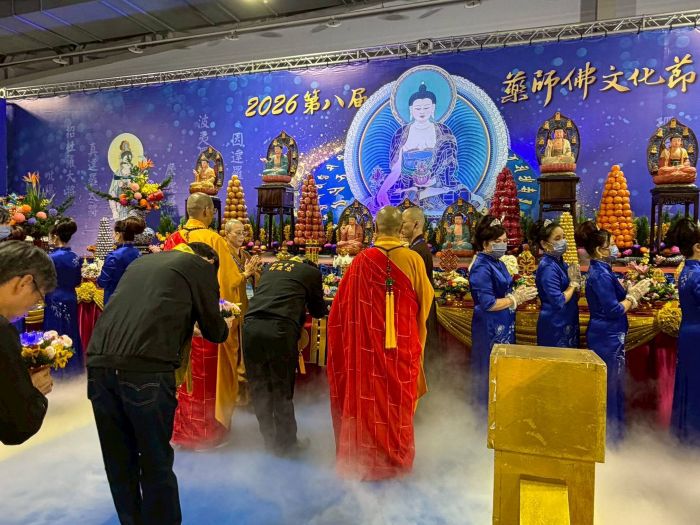 《圖說》副秘書長率領市府團隊，感受藥師佛文化節的溫暖氛圍。〈民政局提供〉