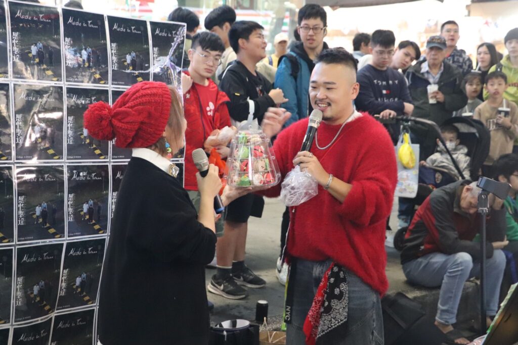 甄嬛傳片尾《淚崩了》原音重現!歌后吳亦帆亂入台北海大學生西門町街頭演唱! 5 S 234856460 1024x683 1