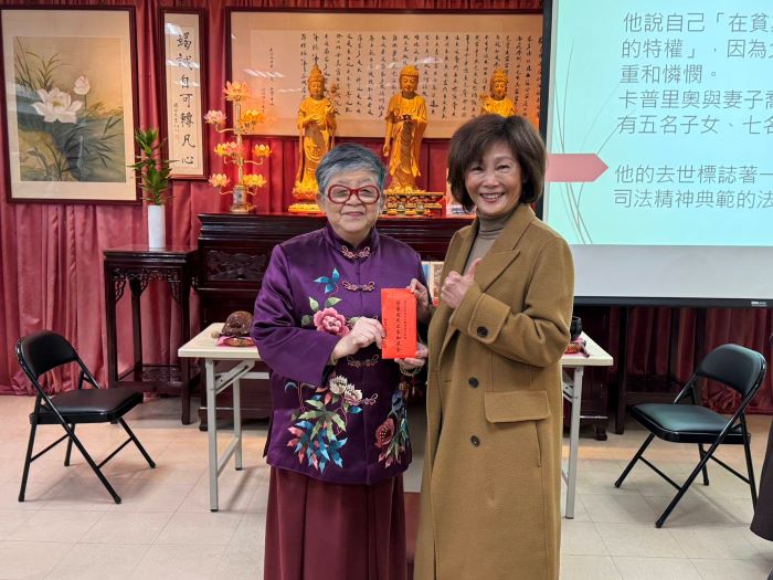 《圖說》佛教正心會執行長陳和慧〈左〉代表致贈板橋榮家榮民加菜金2萬元，由榮家陳桂美主任接受。〈佛教正心會提供〉