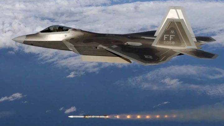  F-47將被定位為接替F-22「猛禽」的美國空軍第六代主力空優戰機。圖/取自The War Zone X