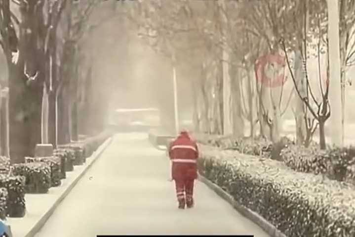  在暴雪天作業，山西清潔隊掃雪帶定位器引爆爭議。圖/取自晨視頻