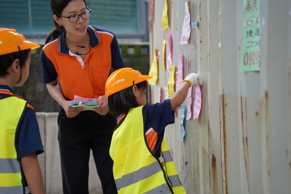 親子一起學環保 新北小小清潔隊員體驗營1/26報名 3 《圖說》小小清潔隊員體驗清除違規小廣告。〈環保局提供〉