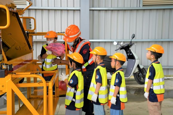 親子一起學環保 新北小小清潔隊員體驗營1/26報名 4 《圖說》小小清潔隊員將垃圾丟入垃圾車,體驗垃圾清運的過程。〈環保局提供〉