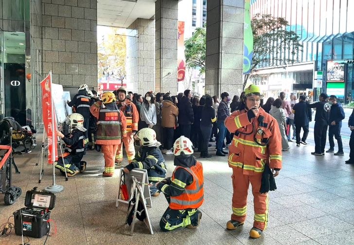 春節前實兵演練 新北消強化大型商場防災應變 5 《圖說》板橋小遠百春節前火災搶救實兵演練,動員商場員工及消防人力共約百餘人參與。〈第一大隊提供〉