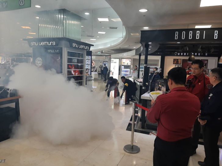 春節前實兵演練 新北消強化大型商場防災應變 6 《圖說》火災搶救實兵演練現場。〈第一大隊提供〉