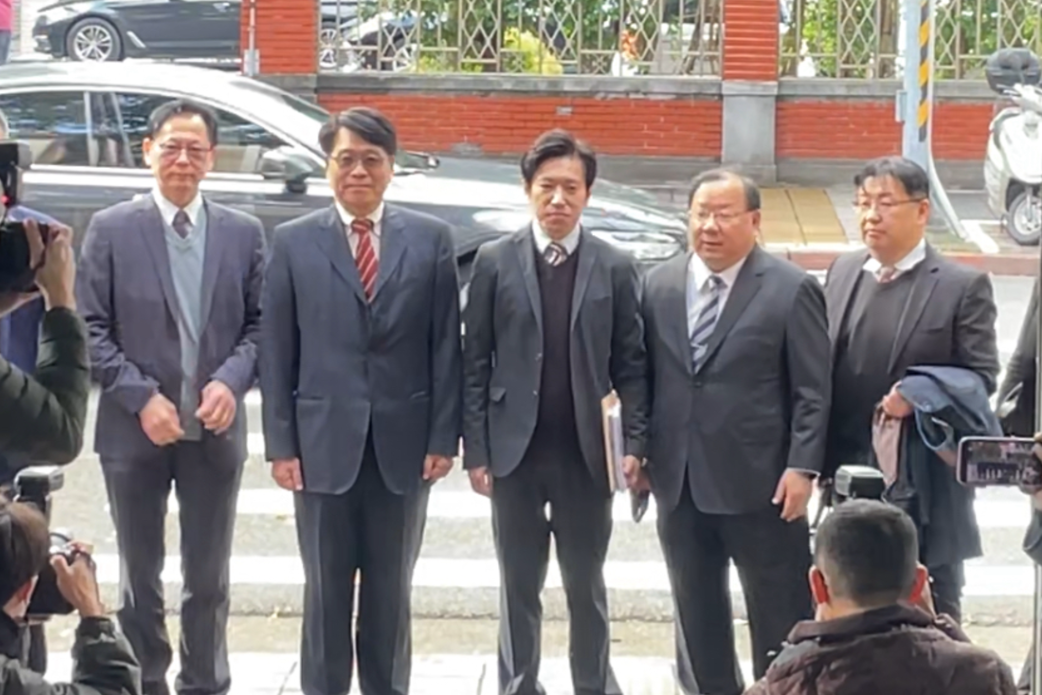 是拜會還是踢館?張惇涵直嗆黃國昌:反對不在籍投票 4 行政院秘書長張惇涵23日率中選會委員被提名人赴民眾黨立法院黨團拜會。圖/記者洪子苓攝