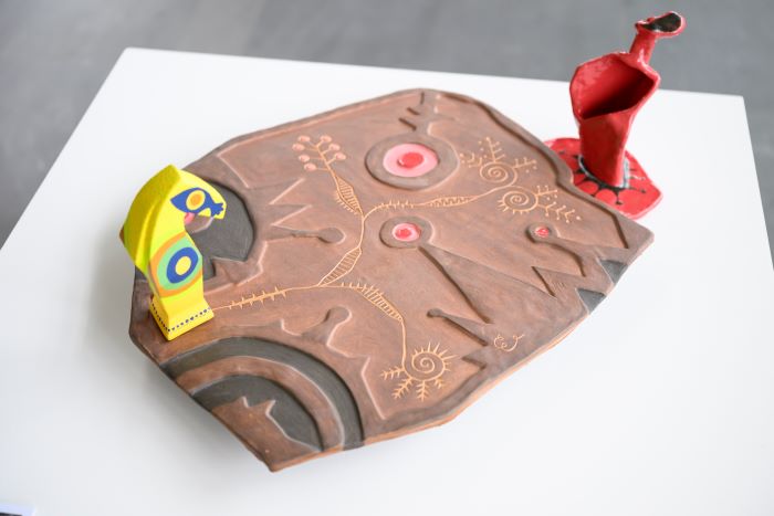 跨界藝術翻轉文化色彩 陶博館「感動馬」聯展繽紛迎新年 6 《圖說》排灣族藝術家伊誕.巴瓦瓦隆以大地作為棋盤、小馬化為棋子,首次發表陶藝作品《MACAQU》。〈陶博館提供〉