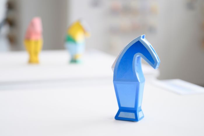 跨界藝術翻轉文化色彩 陶博館「感動馬」聯展繽紛迎新年 7 《圖說》李承道《藍色的馬克》,揉合新北市在地文化特色之三峽藍染、青花瓷等各種「藍」色創作,帶點未來感與趣味性。〈陶博館提供〉