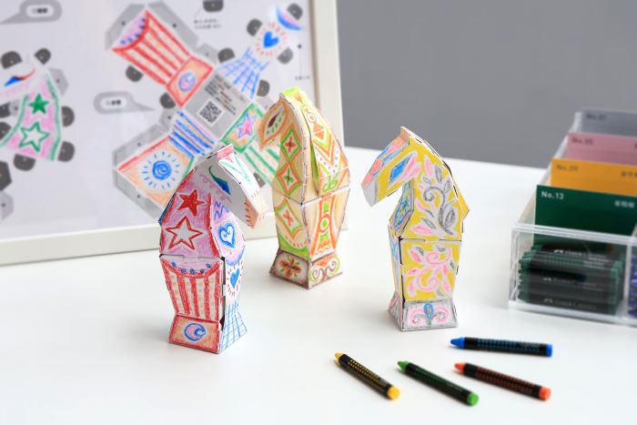 跨界藝術翻轉文化色彩 陶博館「感動馬」聯展繽紛迎新年 8 《圖說》展期間假日推出「立體紙馬彩繪活動」,限量開放民眾完成任務即能免費索取「小感動馬」紙模型。〈陶博館提供〉