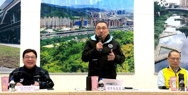 讓每項建設落地有感 新北行動治理前進泰山林口 43 《圖說》侯友宜市長表示泰山隨著軌道建設,未來將成為發展的中心點,右為泰山區長林俊宏。〈民政局提供〉