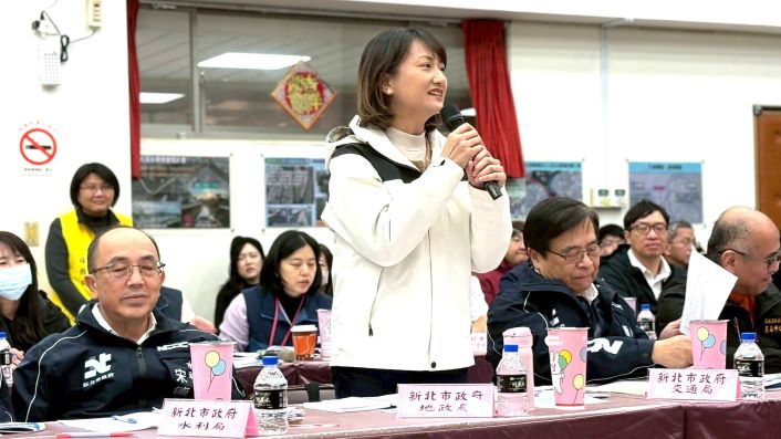 讓每項建設落地有感 新北行動治理前進泰山林口 45 《圖說》地政局副局長徐鳳儀會中回應溫仔圳規劃。〈民政局提供〉