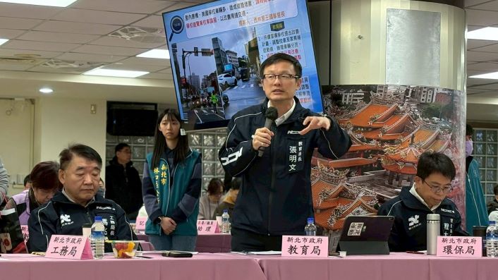 讓每項建設落地有感 新北行動治理前進泰山林口 47 《圖說》教育局長張明文回應里長提案。〈民政局提供〉