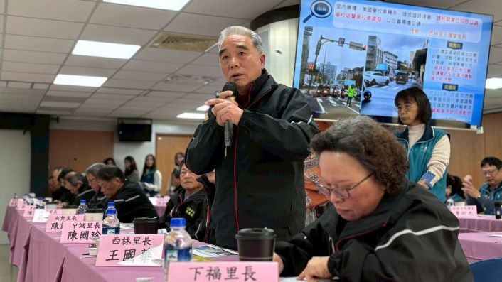 讓每項建設落地有感 新北行動治理前進泰山林口 50 《圖說》西林里長王國華反映里內校車交通壅塞問題。〈民政局提供〉