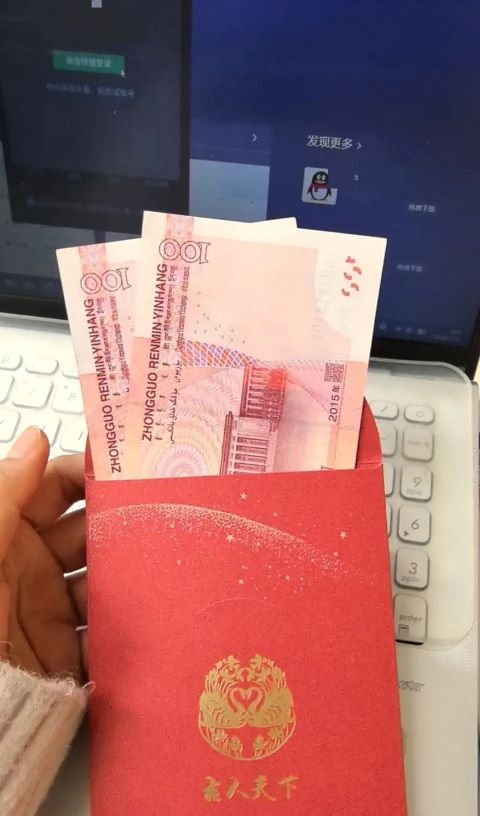 吉林大學學生在收到校長親手發放的新年紅包，每人200元人民幣。圖/取自極目新聞